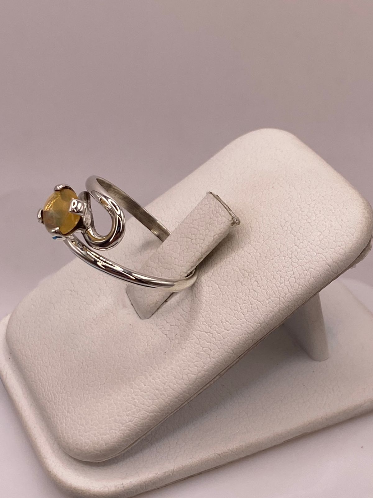 ANILLO ARTESANAL DE PLATA LEY 925 CON ÓPALO AMARILLO NATURAL