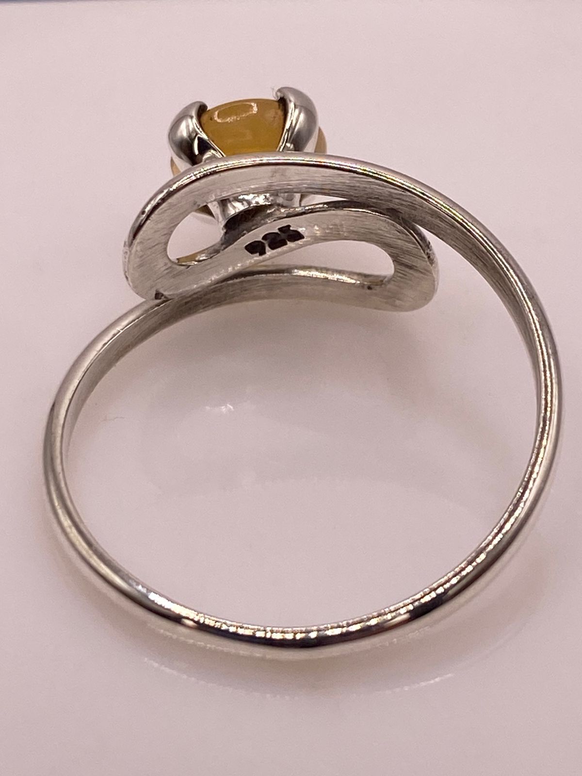 ANILLO ARTESANAL DE PLATA LEY 925 CON ÓPALO AMARILLO NATURAL