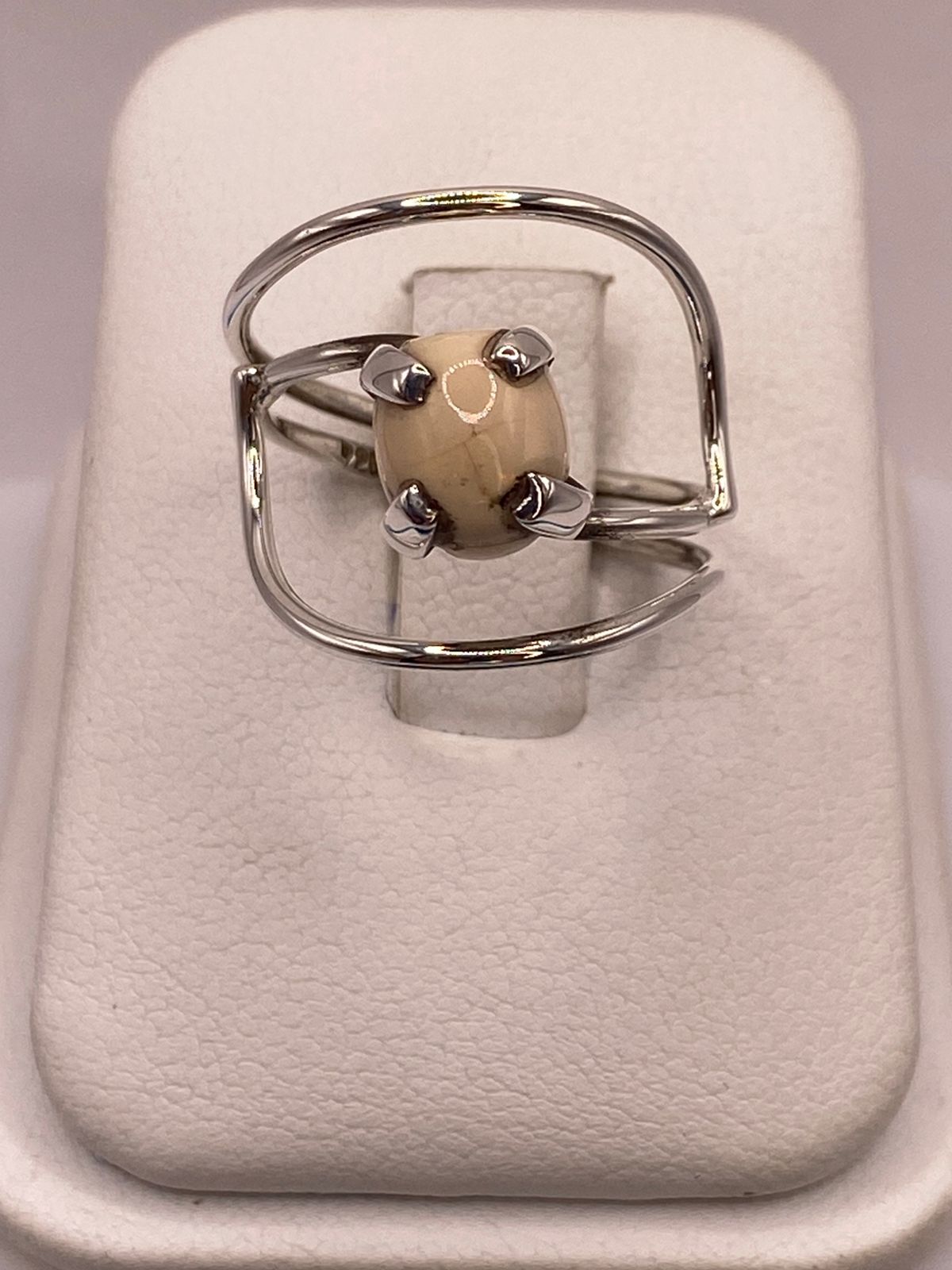 Anillo Artesanal de Plata Ley 925 con Ópalo Claro Natural