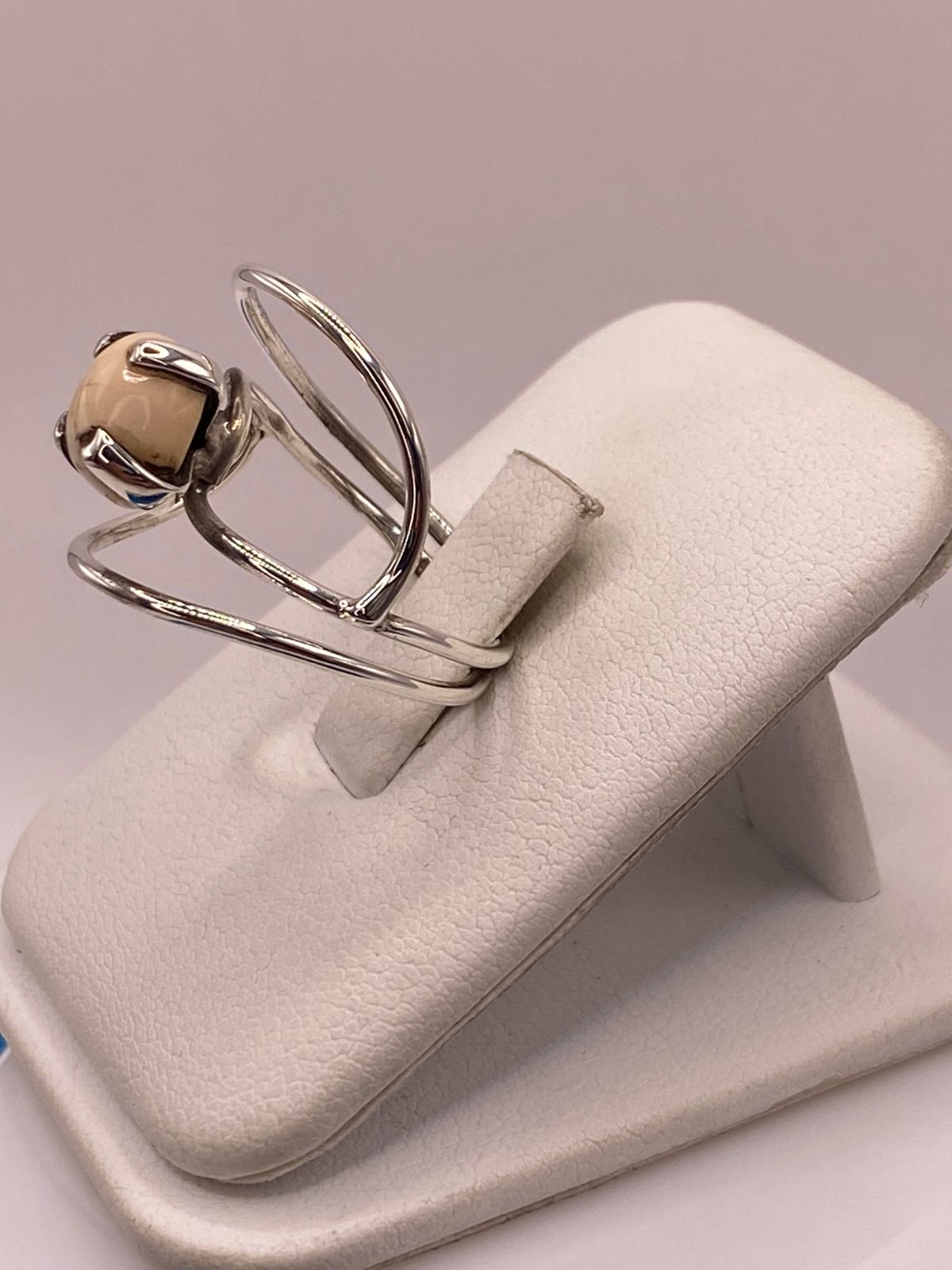 Anillo Artesanal de Plata Ley 925 con Ópalo Claro Natural