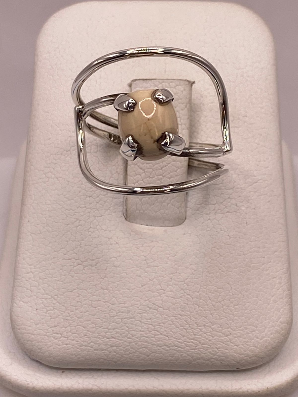 Anillo Artesanal de Plata Ley 925 con Ópalo Claro Natural