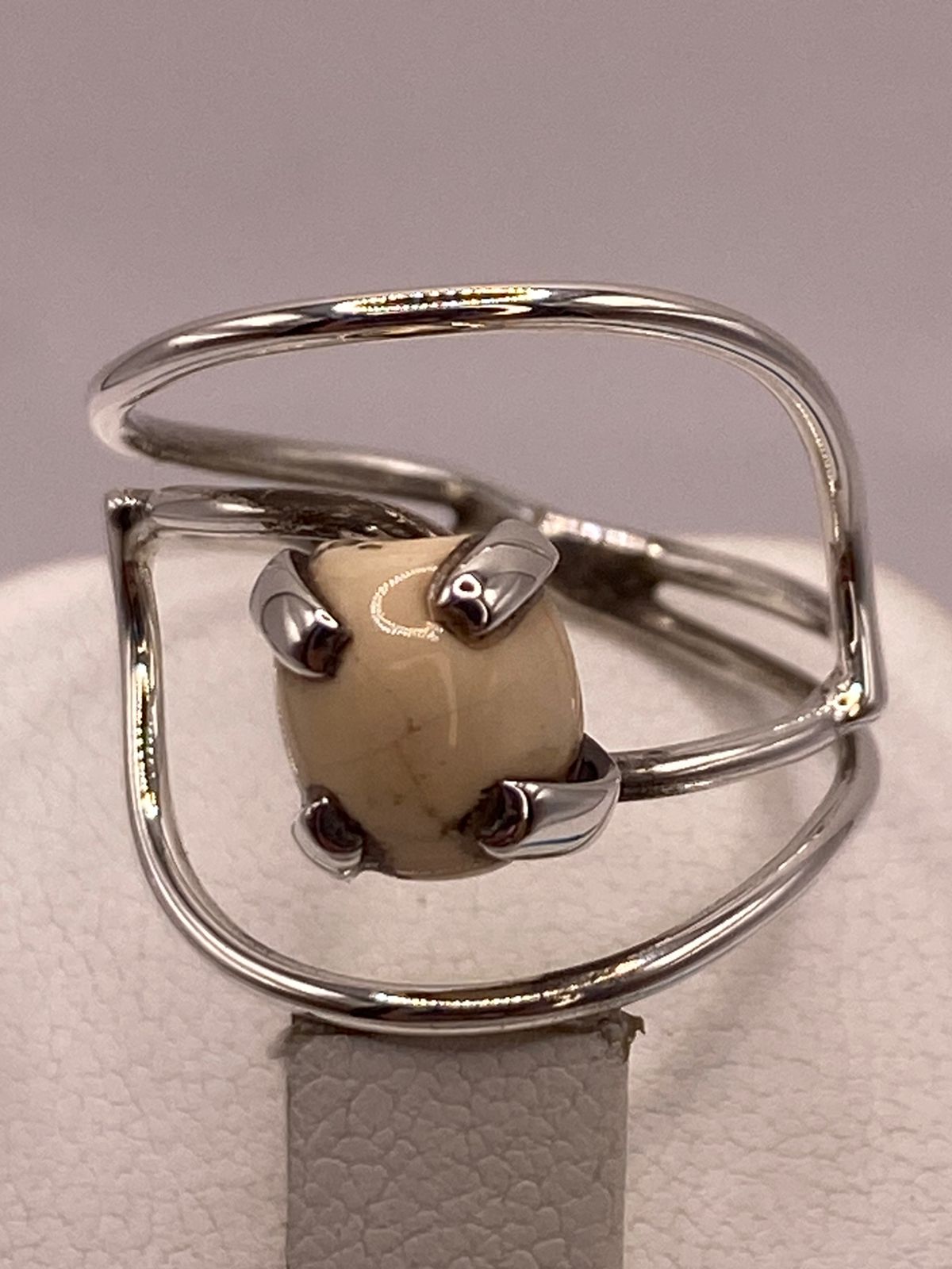 Anillo Artesanal de Plata Ley 925 con Ópalo Claro Natural