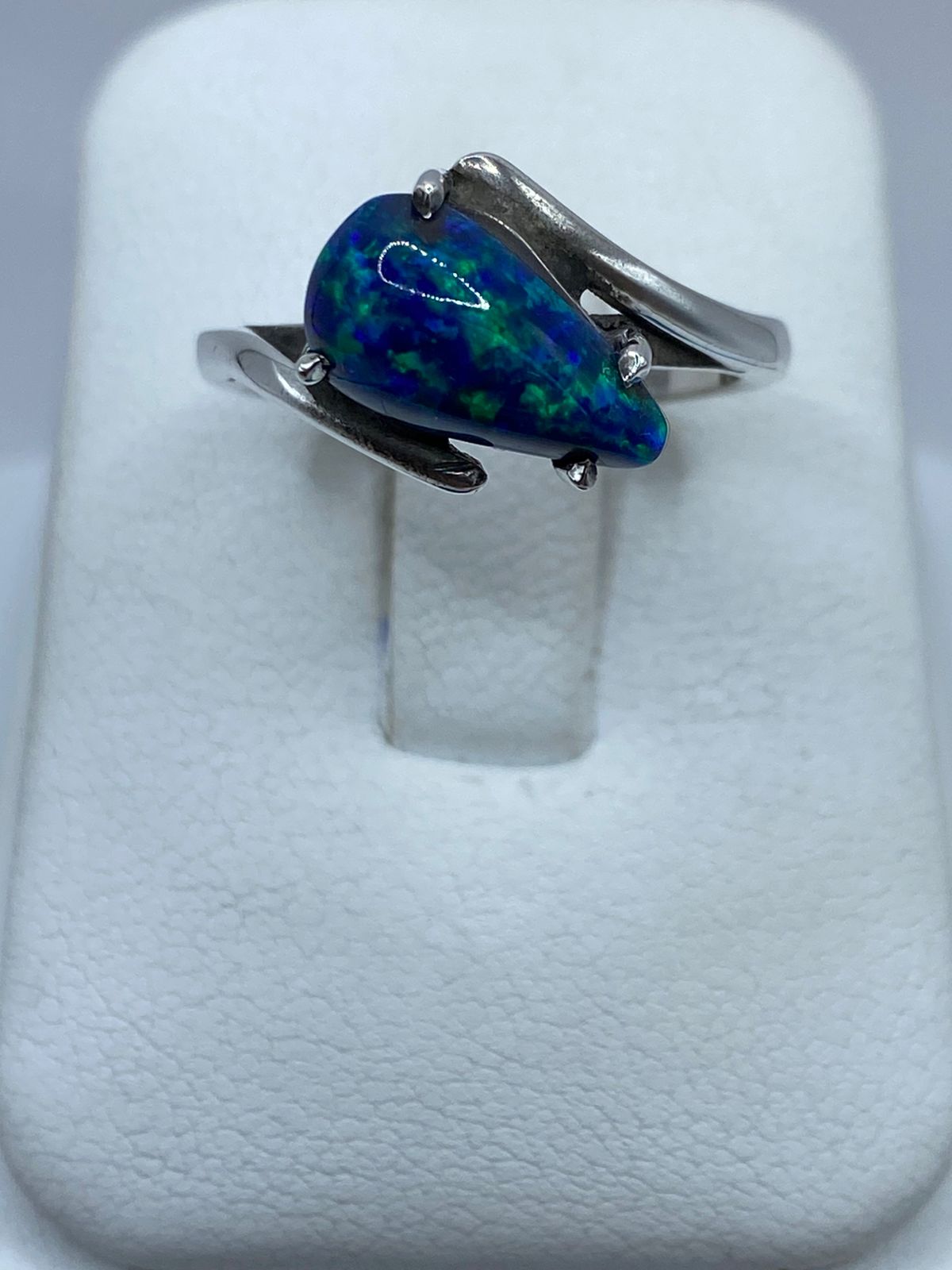 ANILLO ARTESANAL DE PLATA LEY 925 CON ÓPALO DE FUEGO AZUL