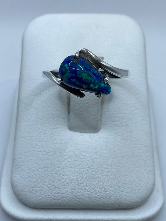 Anillo Artesanal de Plata Ley 925 con Ópalo de Fuego Azul, vista frontal