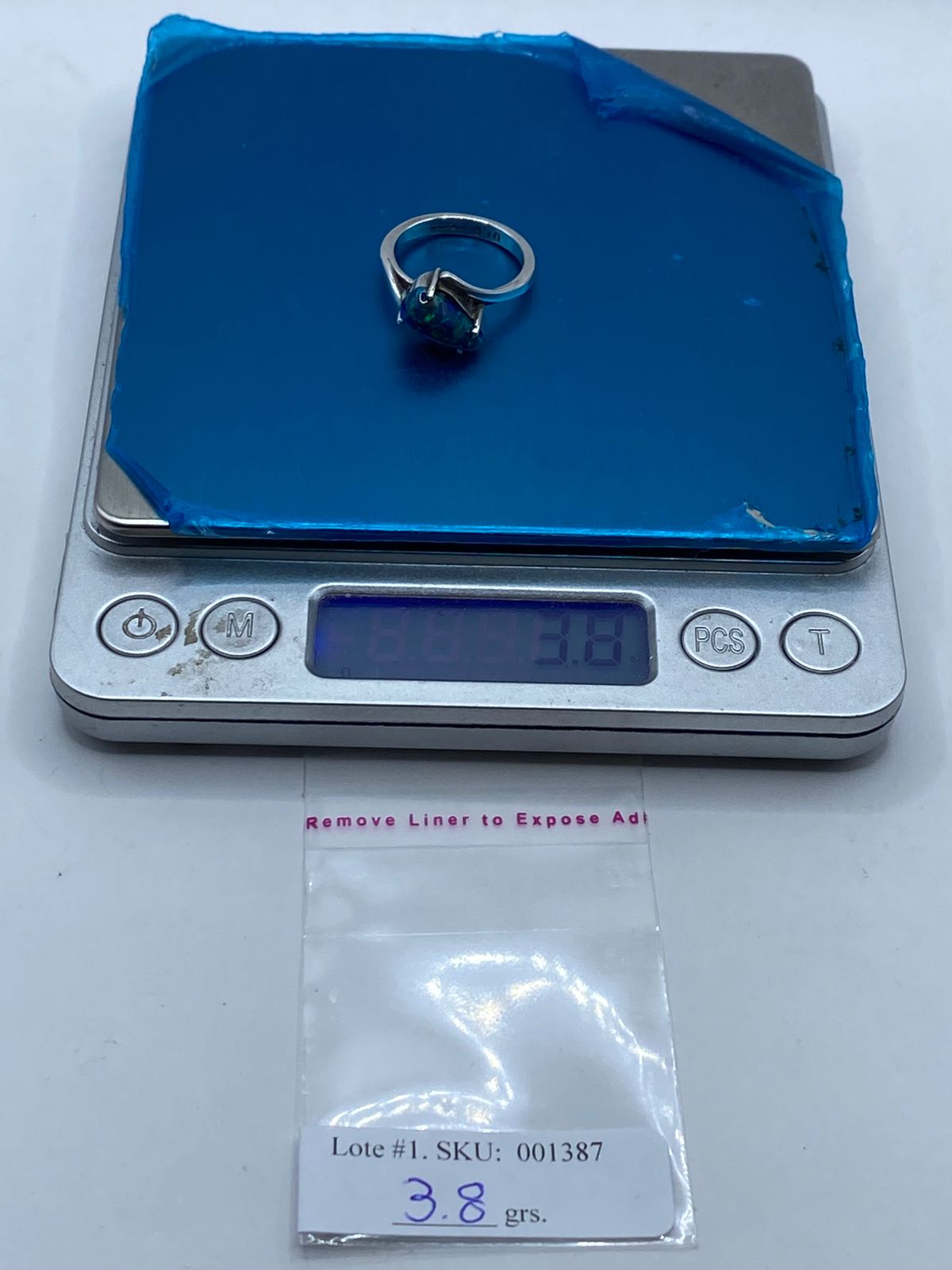 ANILLO ARTESANAL DE PLATA LEY 925 CON ÓPALO DE FUEGO AZUL