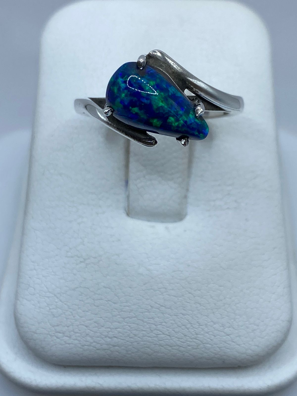 ANILLO ARTESANAL DE PLATA LEY 925 CON ÓPALO DE FUEGO AZUL