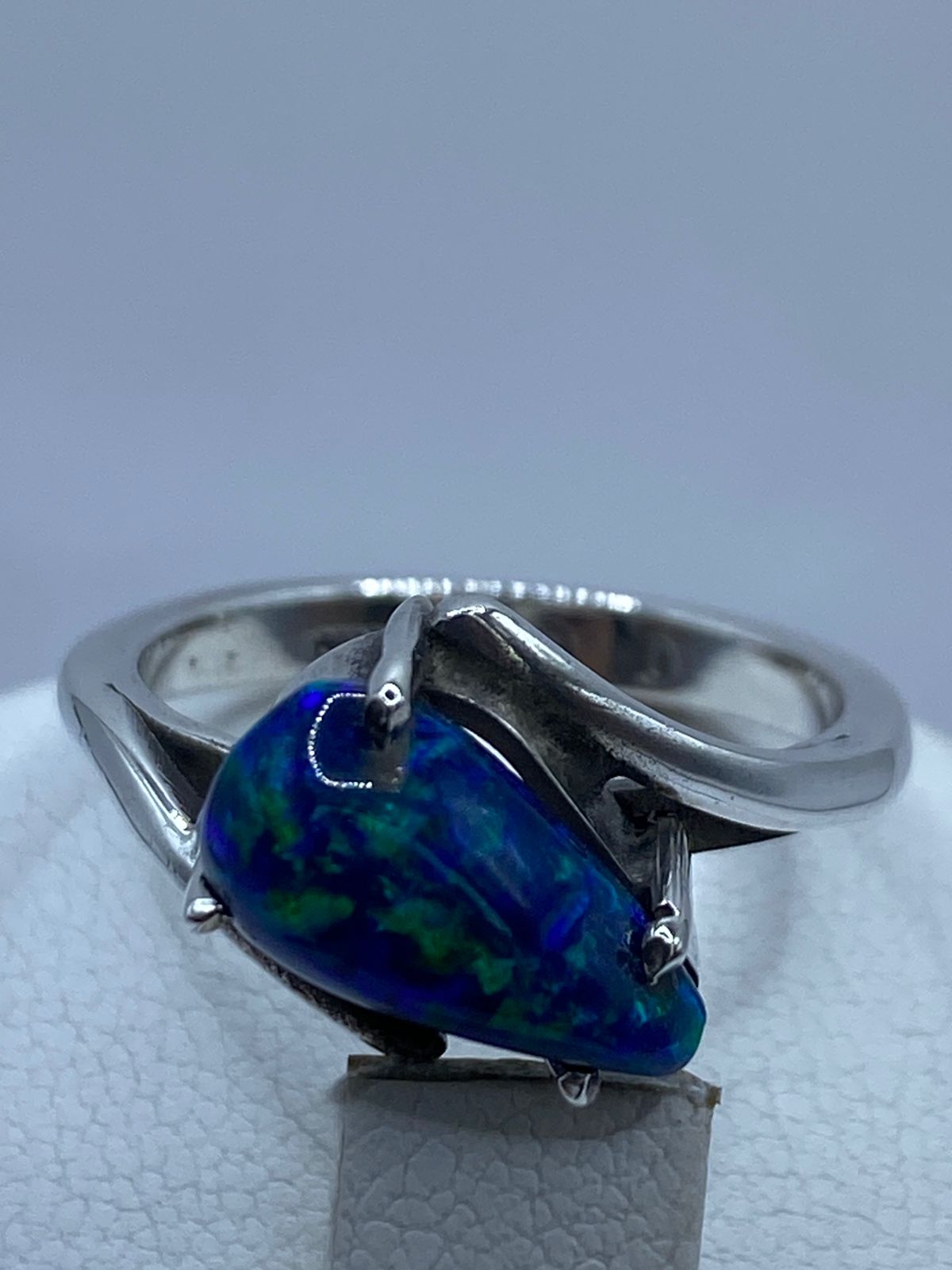 ANILLO ARTESANAL DE PLATA LEY 925 CON ÓPALO DE FUEGO AZUL