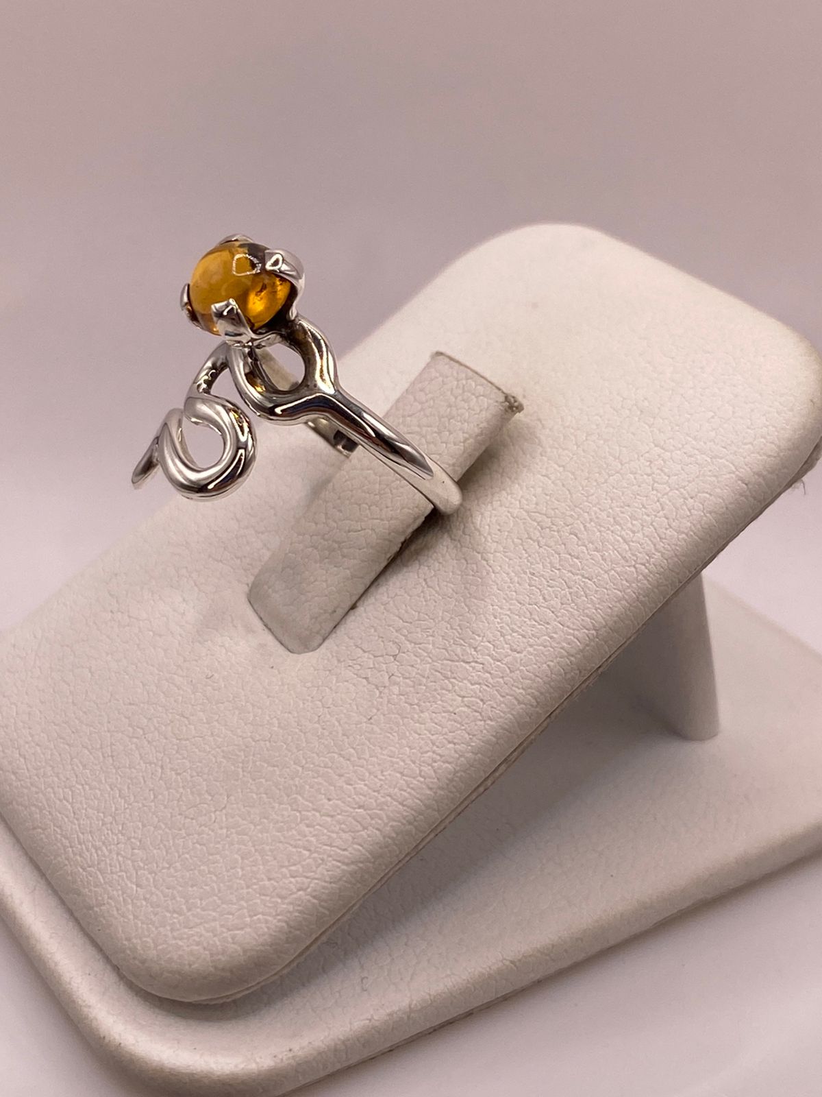 Anillo Artesanal de Plata Ley 925 con Piedra Ámbar