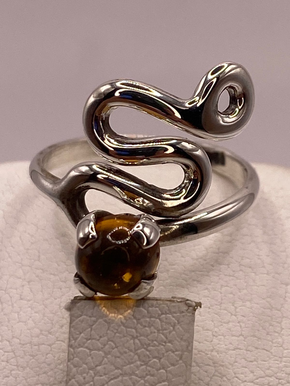 Anillo Artesanal de Plata Ley 925 con Piedra Ámbar