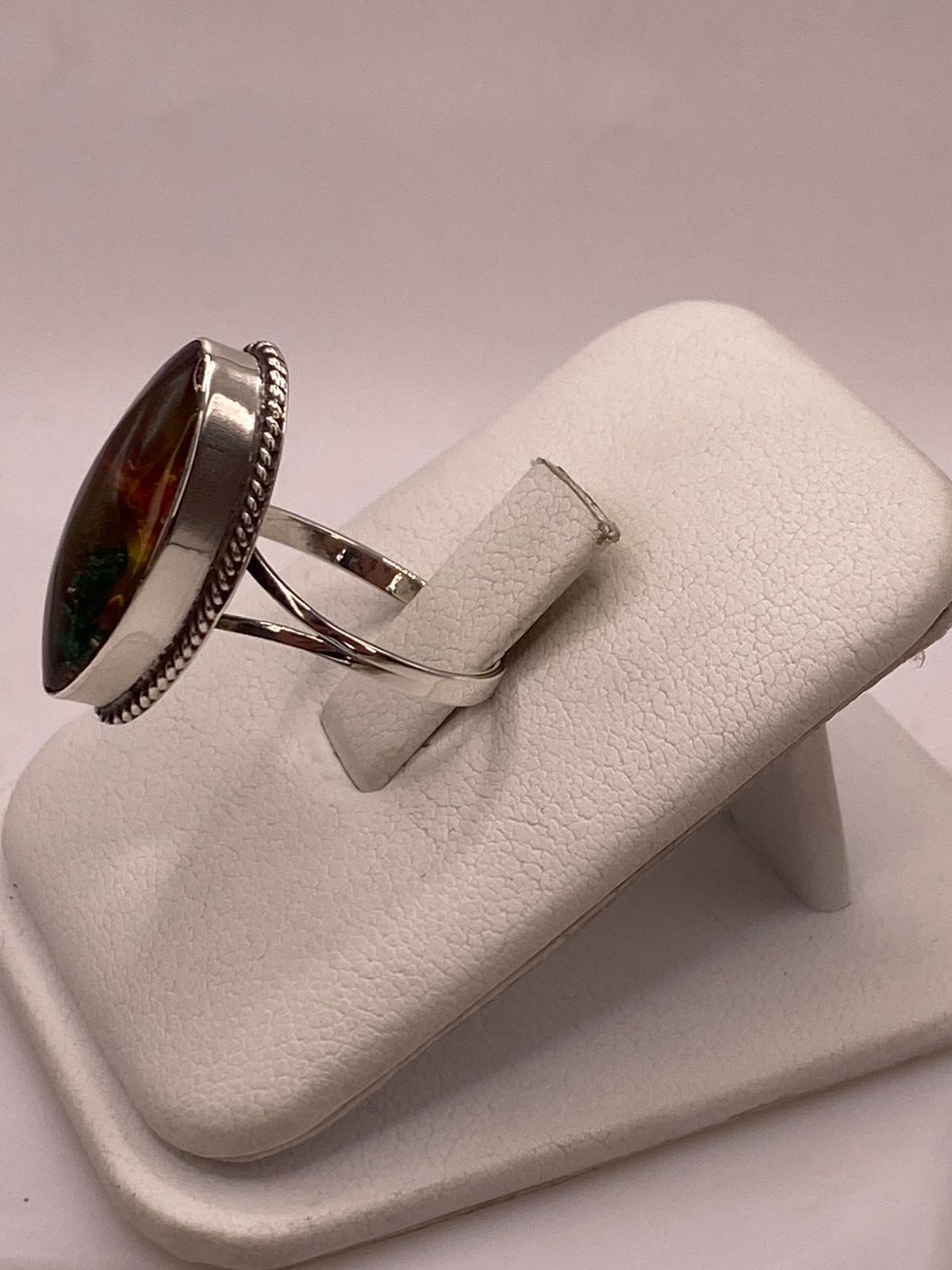 Anillo Artesanal de Plata Ley 925 con Resina y Naturaleza Muerta
