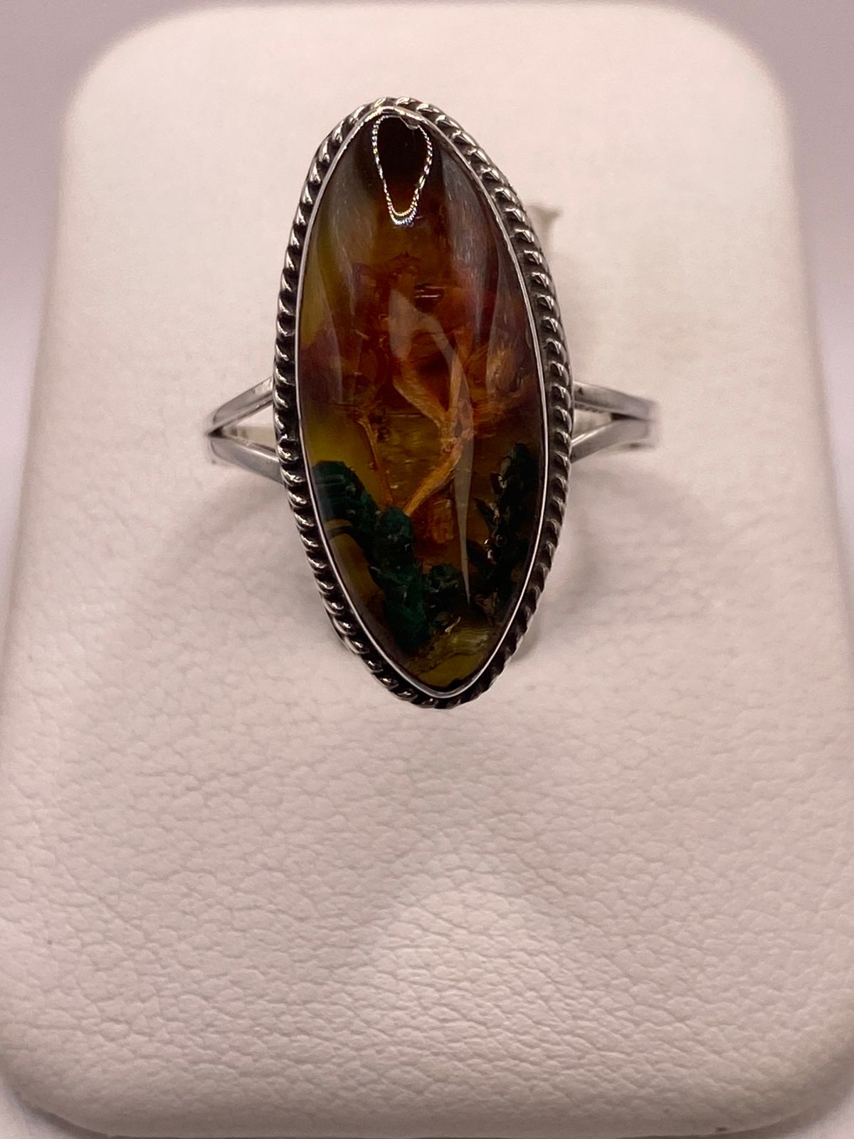 Anillo Artesanal de Plata Ley 925 con Resina y Naturaleza Muerta