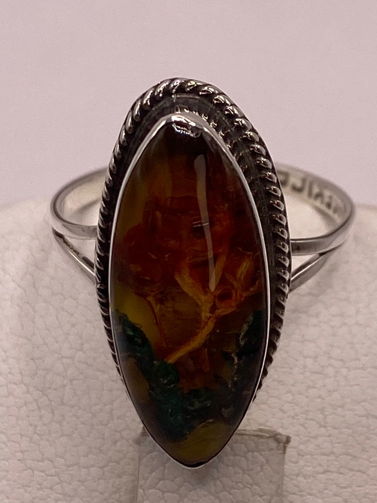 Anillo Artesanal de Plata Ley 925 con Resina y Naturaleza Muerta