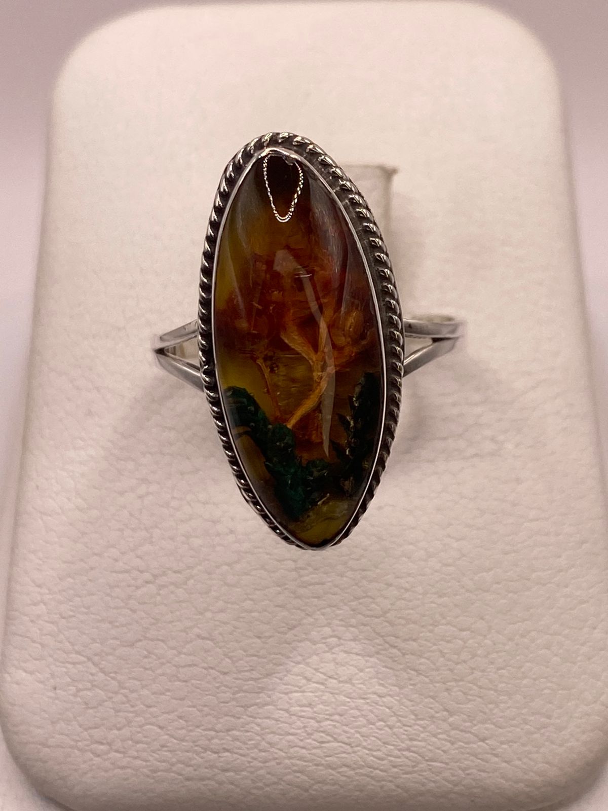 Anillo Artesanal de Plata Ley 925 con Resina y Naturaleza Muerta