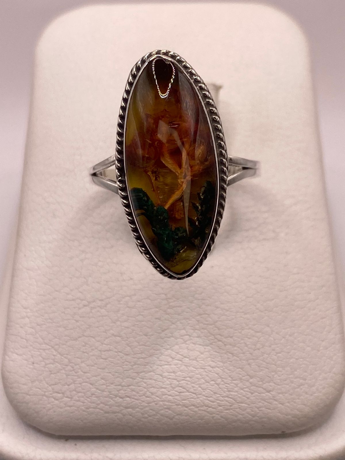 Anillo Artesanal de Plata Ley 925 con Resina y Naturaleza Muerta