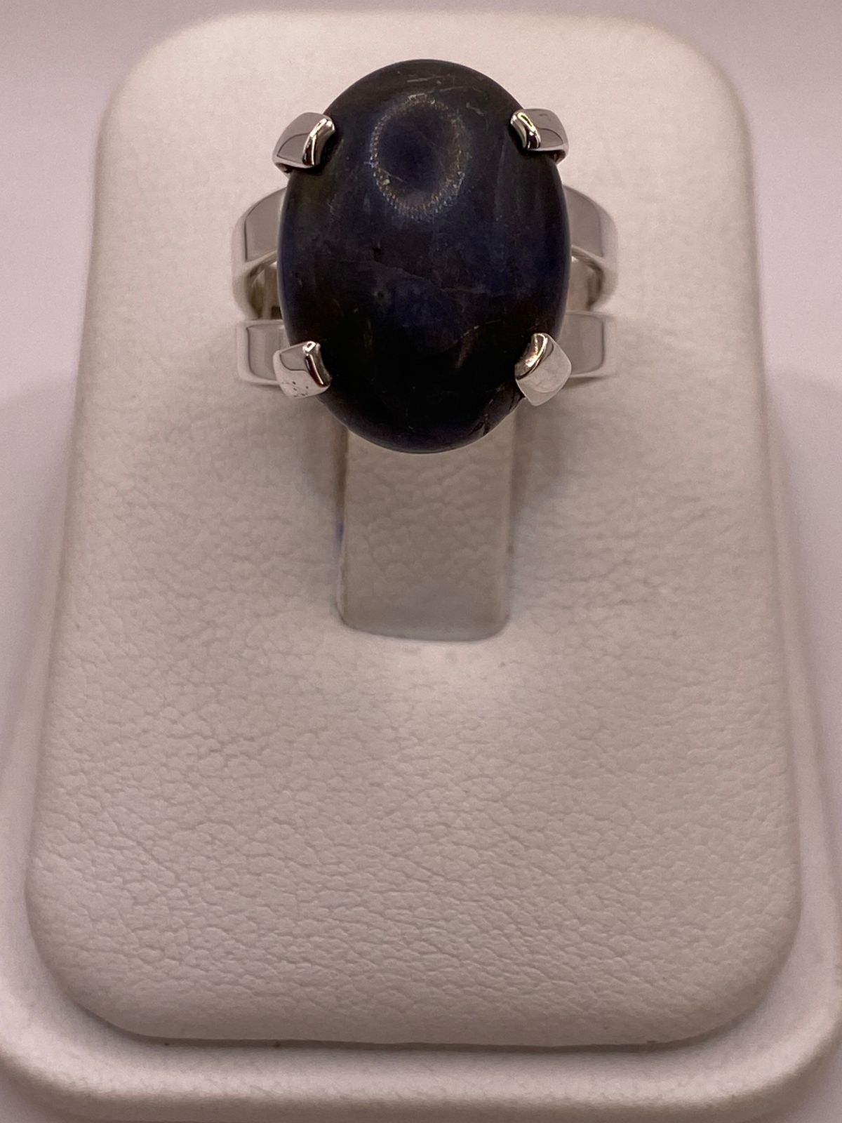 Anillo Artesanal de Plata Ley 925 con Sodalita Natural