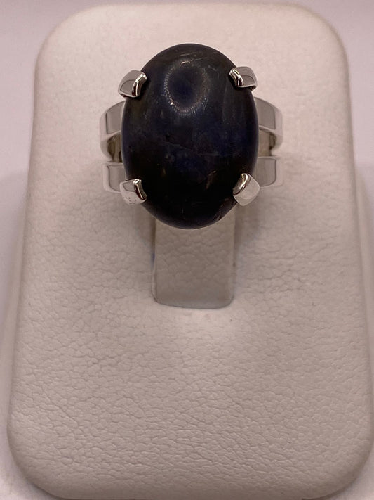 ANILLO ARTESANAL DE PLATA LEY 925 CON SODALITA NATURAL