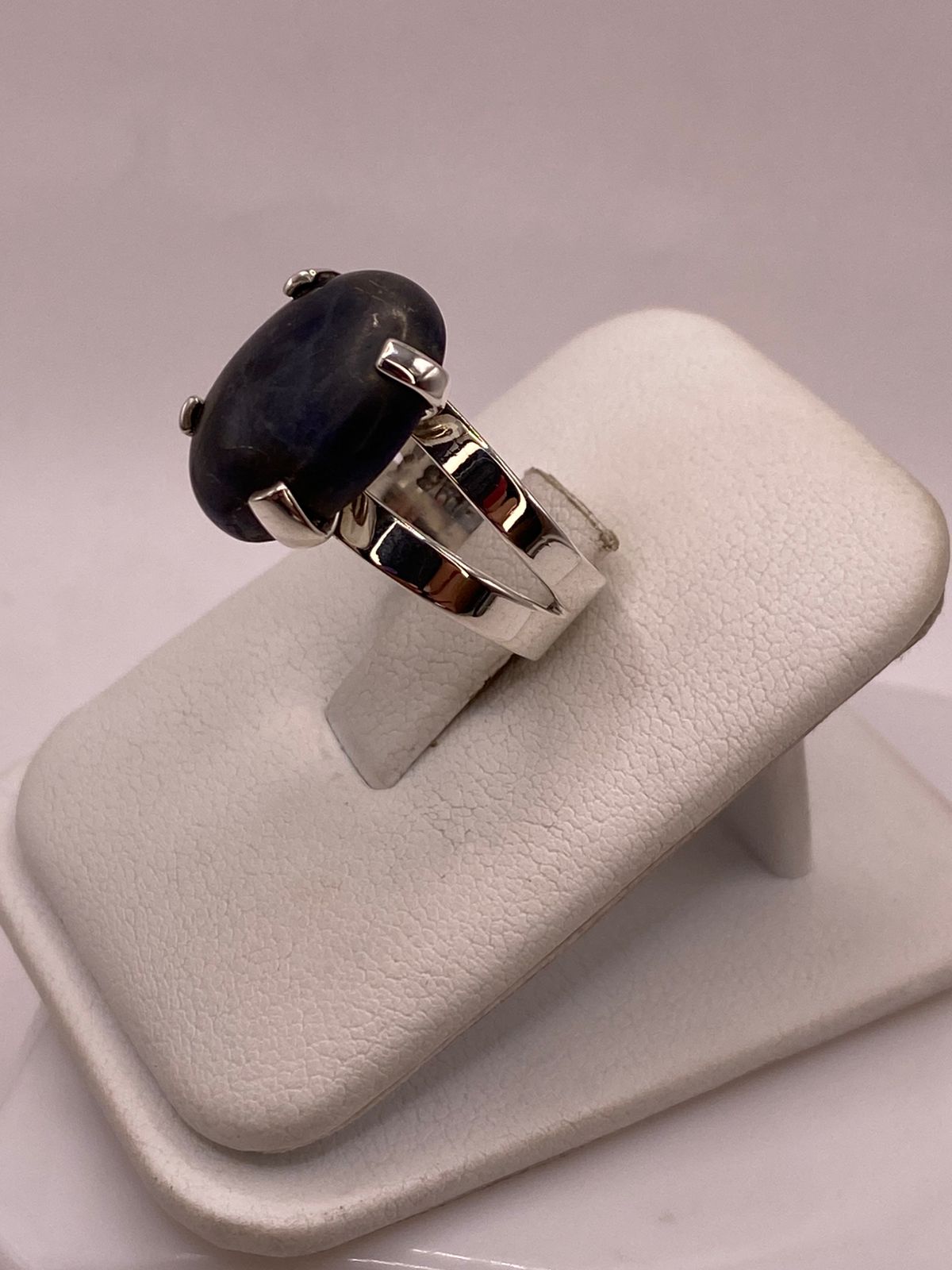 Anillo Artesanal de Plata Ley 925 con Sodalita Natural