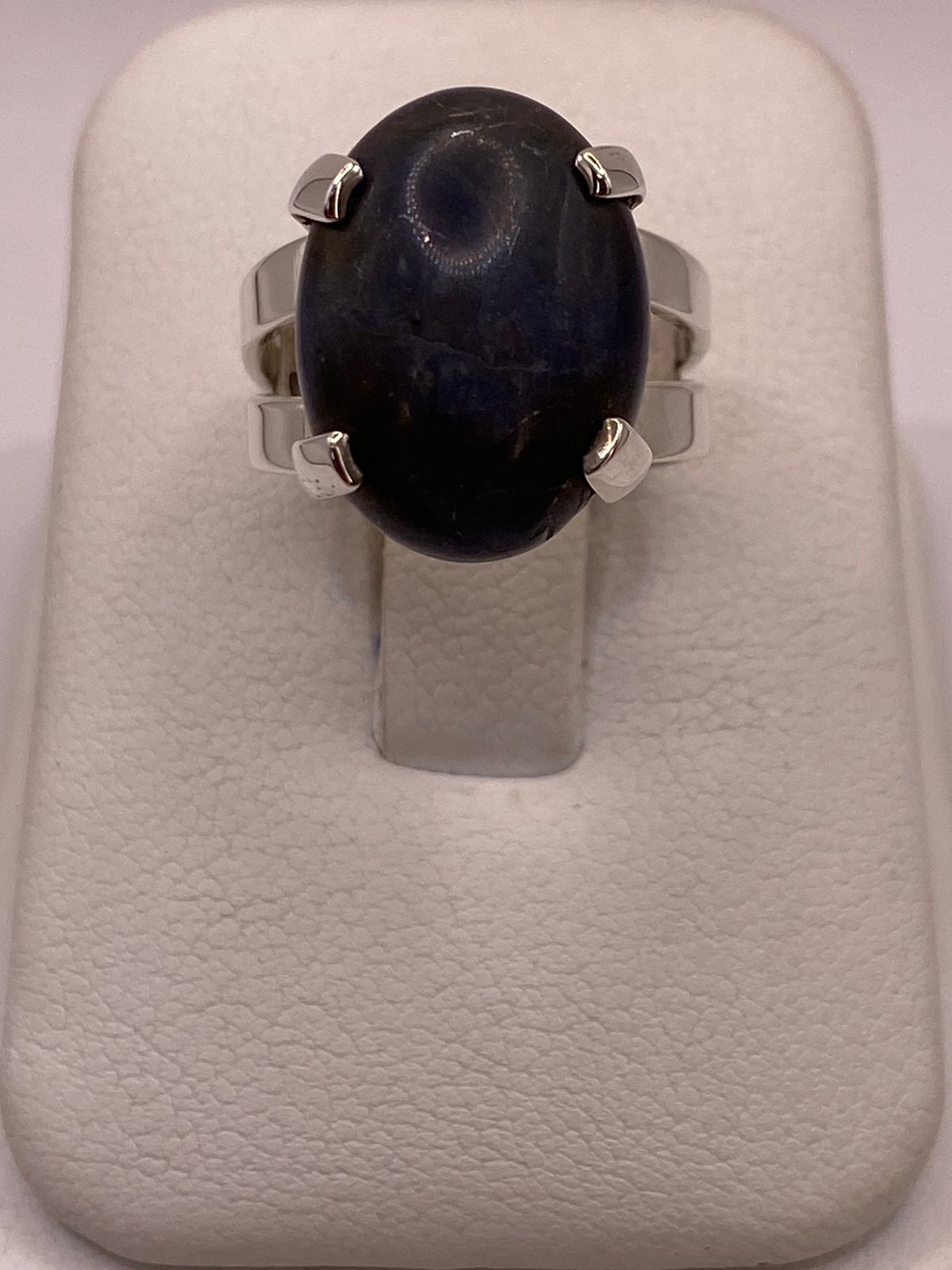Anillo Artesanal de Plata Ley 925 con Sodalita Natural