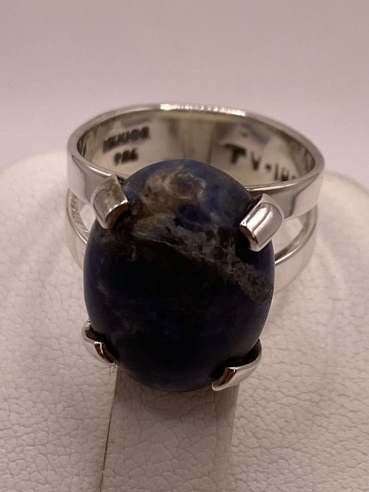 ANILLO ARTESANAL DE PLATA LEY 925 CON SODALITA NATURAL