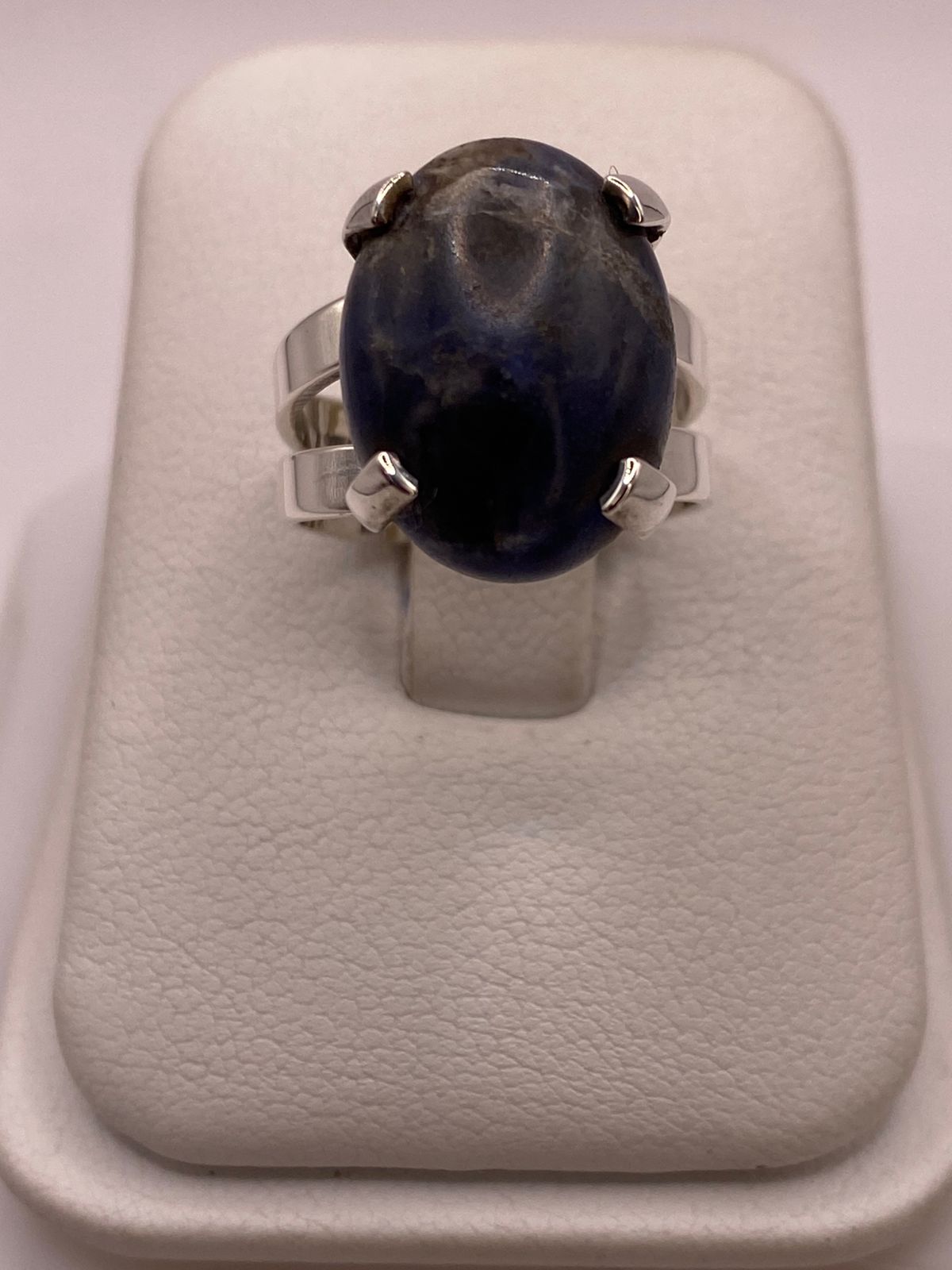 ANILLO ARTESANAL DE PLATA LEY 925 CON SODALITA NATURAL