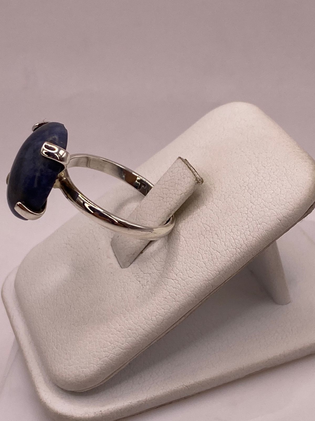 Anillo Artesanal de Plata Ley 925 con Sodalita Natural