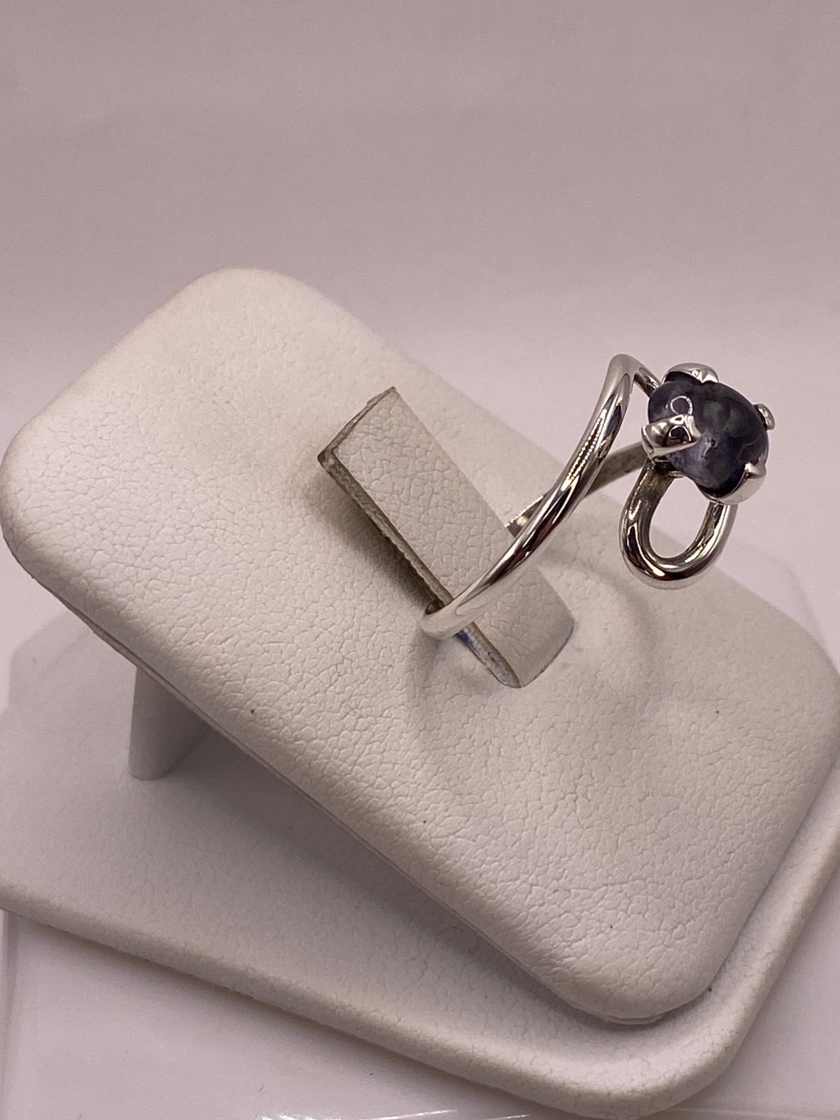Anillo Artesanal de Plata Ley 925 con Tanzanita Cabochón