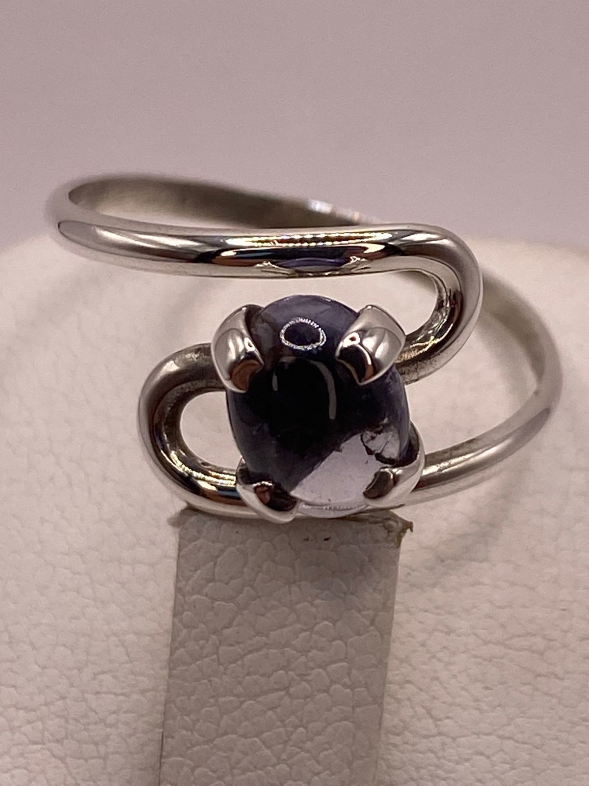 Anillo Artesanal de Plata Ley 925 con Tanzanita Cabochón