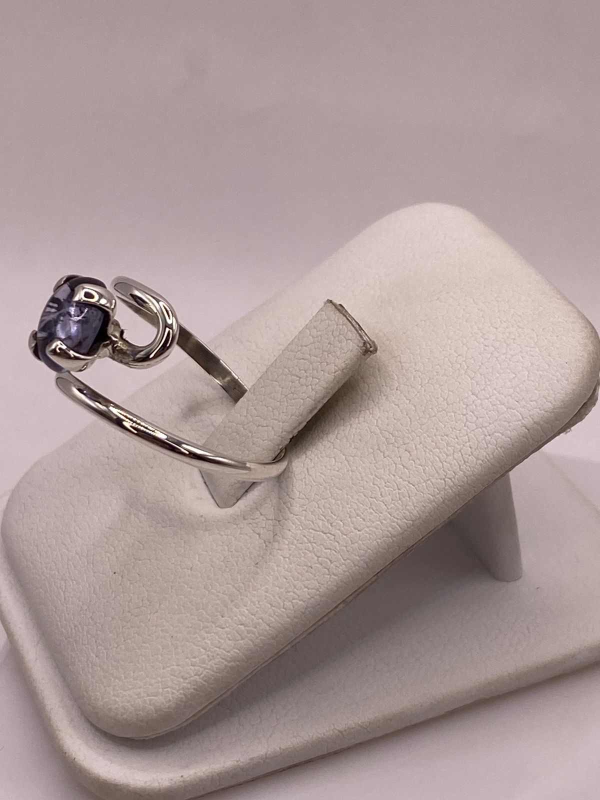 Anillo Artesanal de Plata Ley 925 con Tanzanita Cabochón
