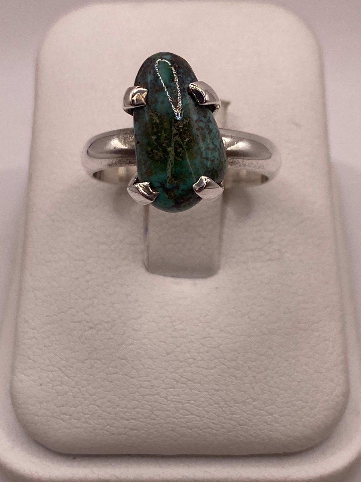 Anillo Artesanal de Plata Ley 925 con Turquesa Natural
