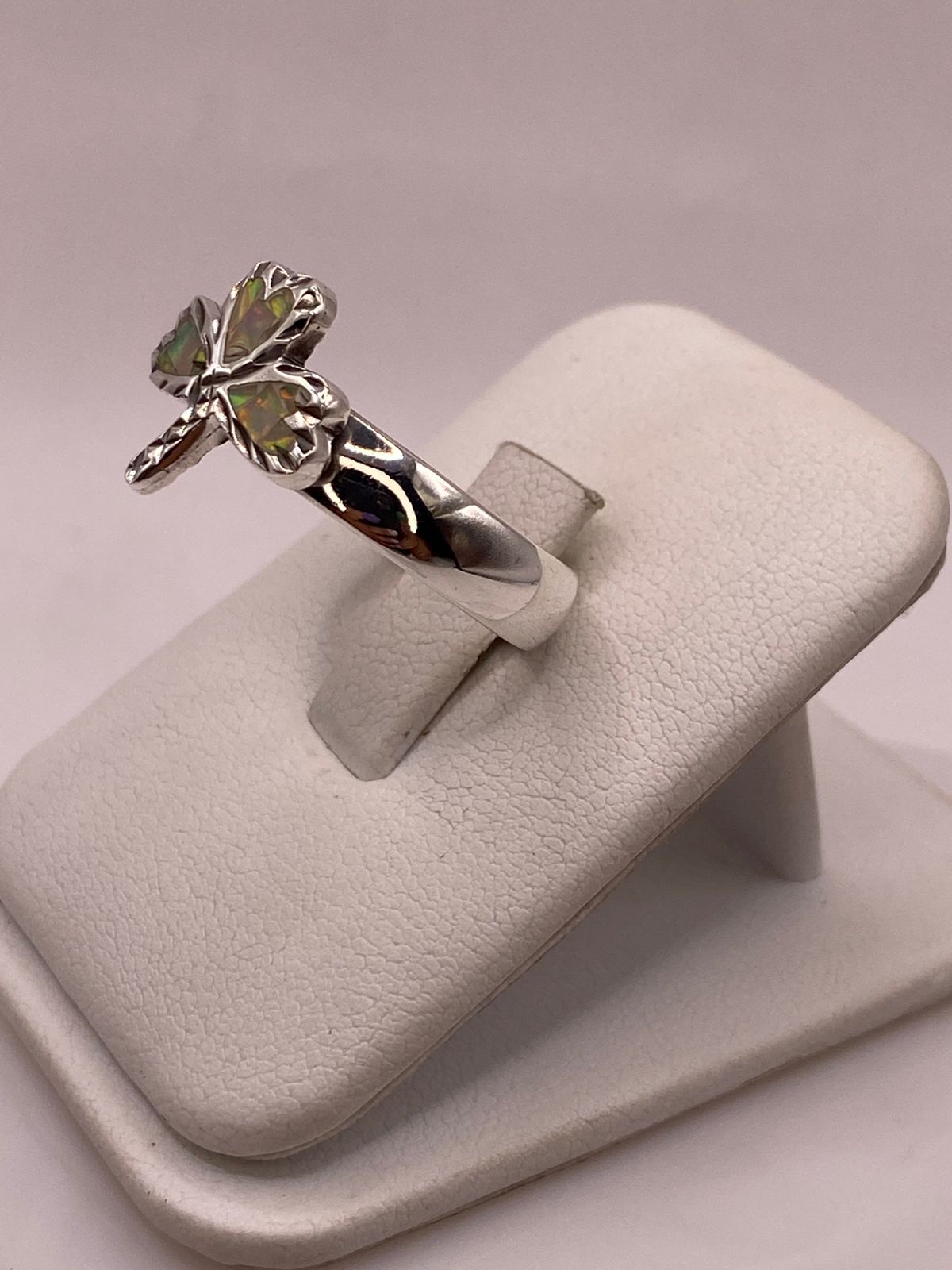 Anillo Artesanal de Plata Ley 950 con Ópalo de Fuego Tornasol