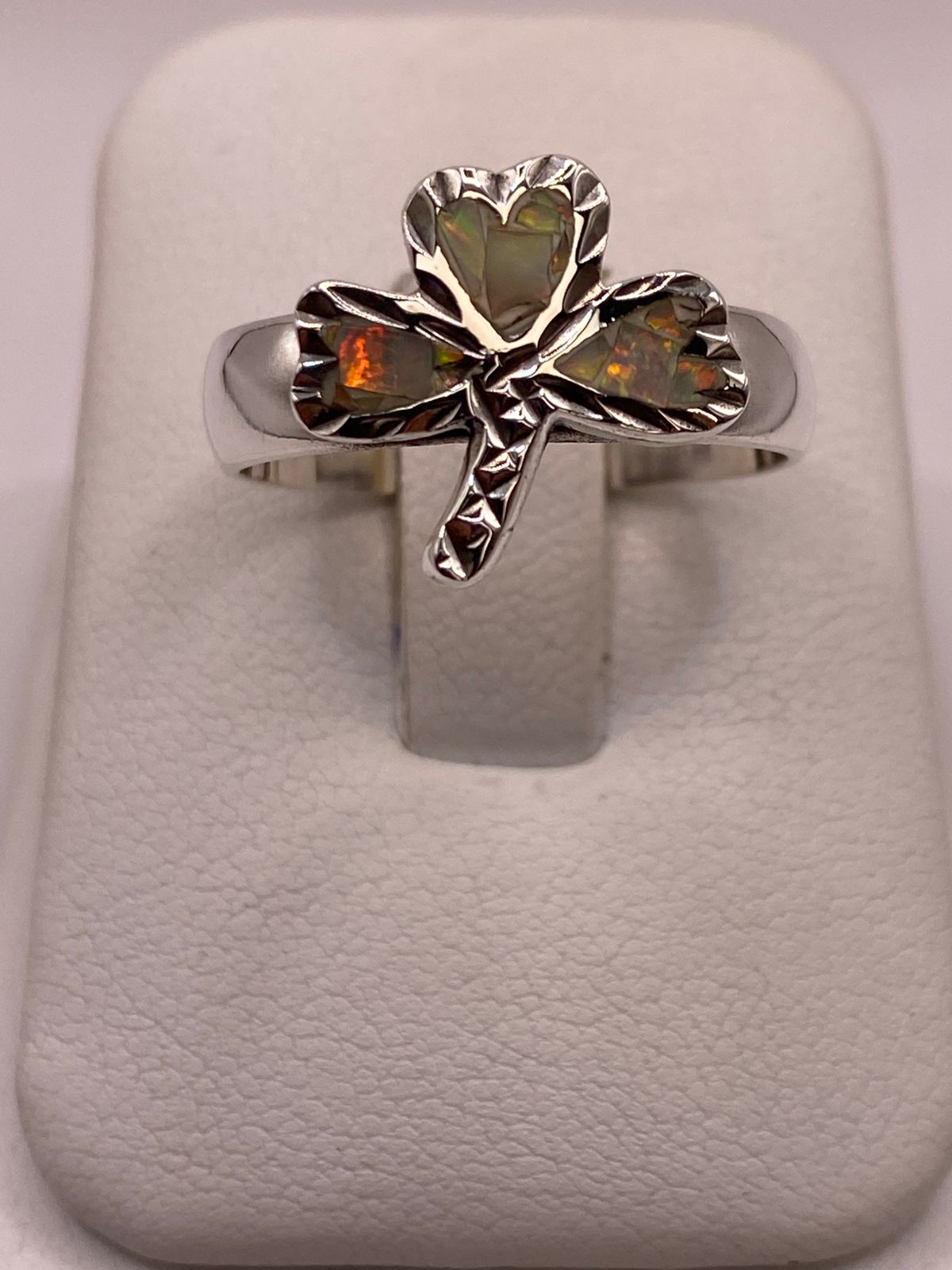 Anillo Artesanal de Plata Ley 950 con Ópalo de Fuego Tornasol