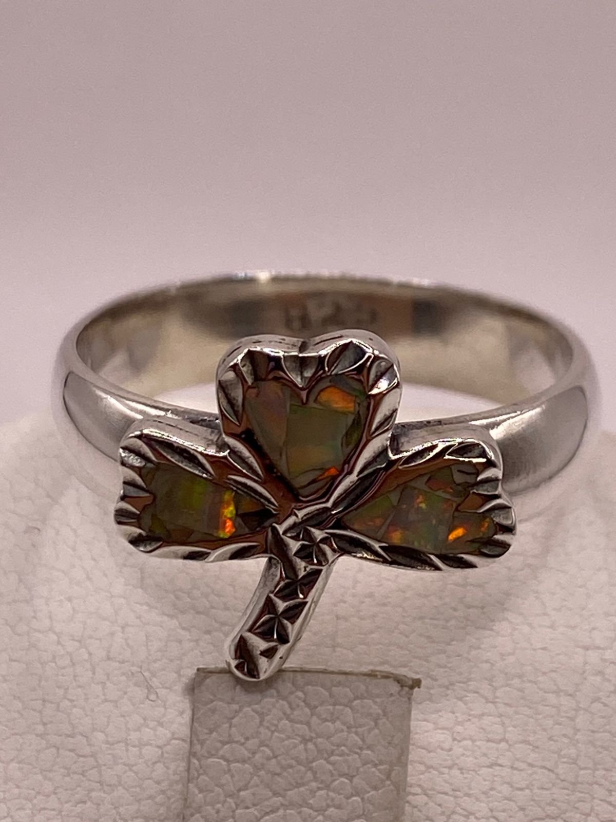 Anillo Artesanal de Plata Ley 950 con Ópalo de Fuego Tornasol