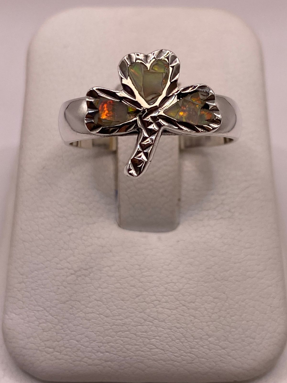 Anillo Artesanal de Plata Ley 950 con Ópalo de Fuego Tornasol