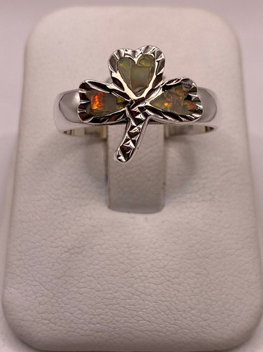 Anillo Artesanal de Plata Ley 950 con Ópalo de Fuego Tornasol, vista frontal
