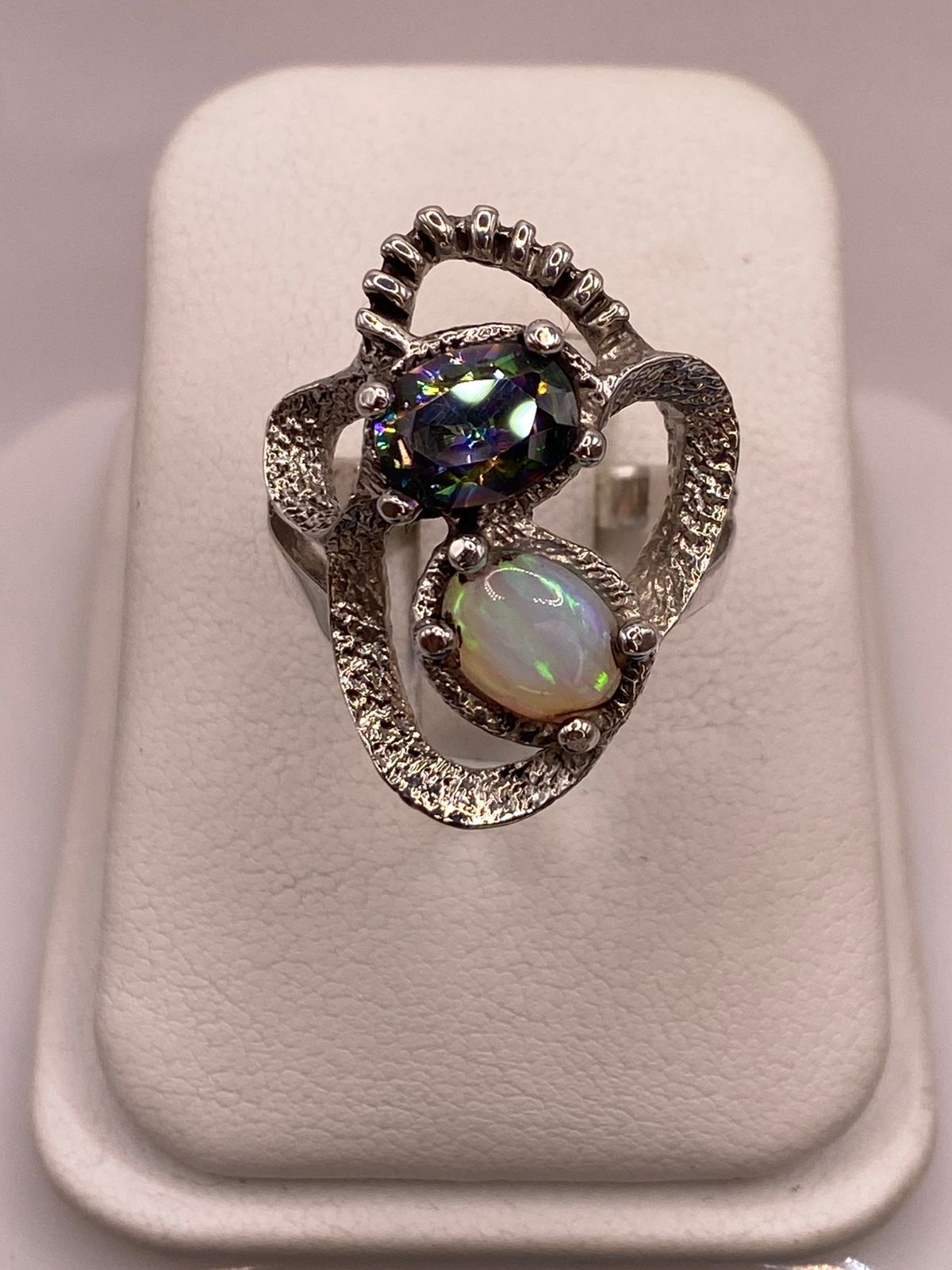 Anillo Artesanal de Plata Ley 950 con Ópalo de Fuego y Zirconia Tornasol
