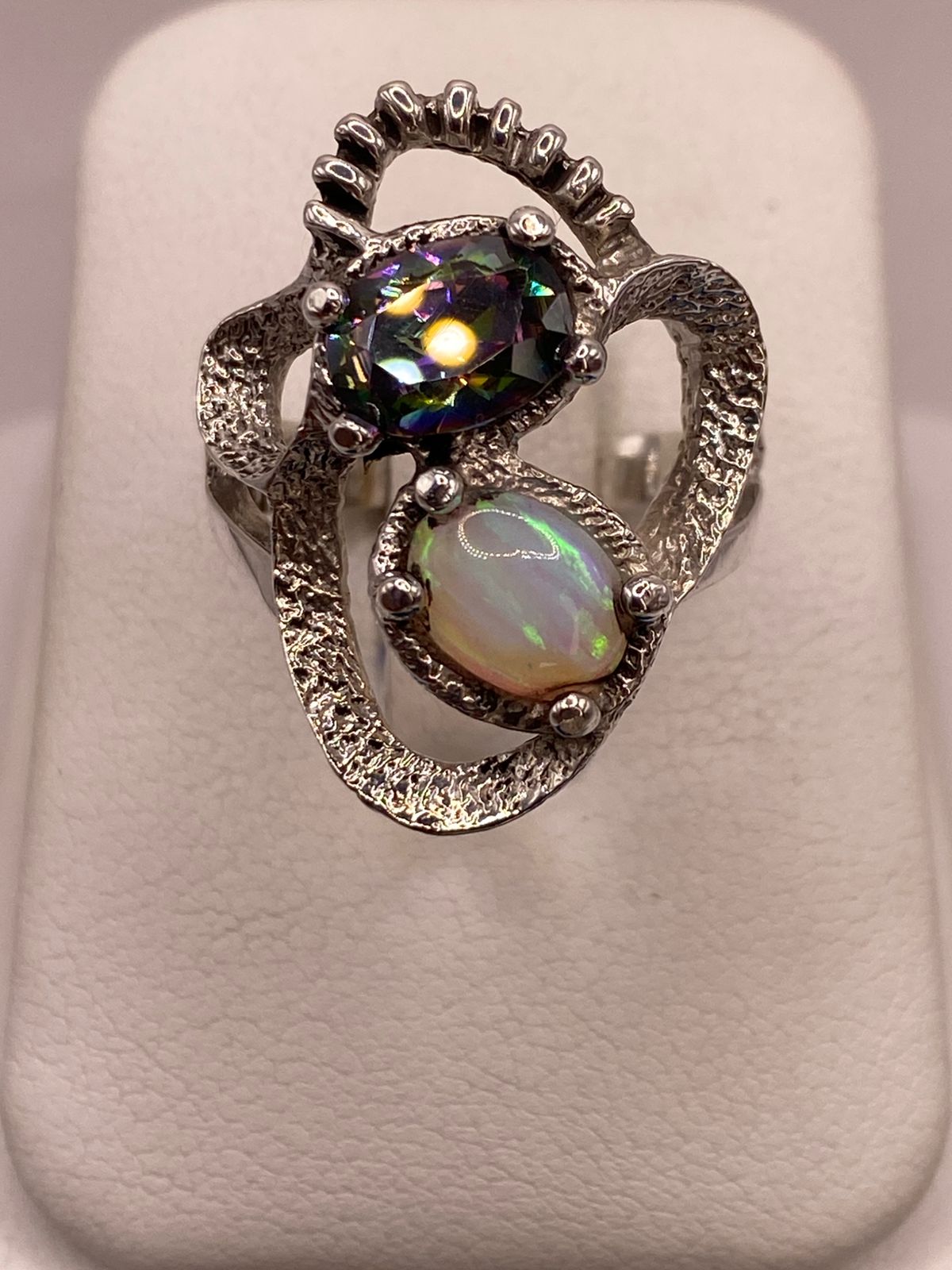 Anillo Artesanal de Plata Ley 950 con Ópalo de Fuego y Zirconia Tornasol