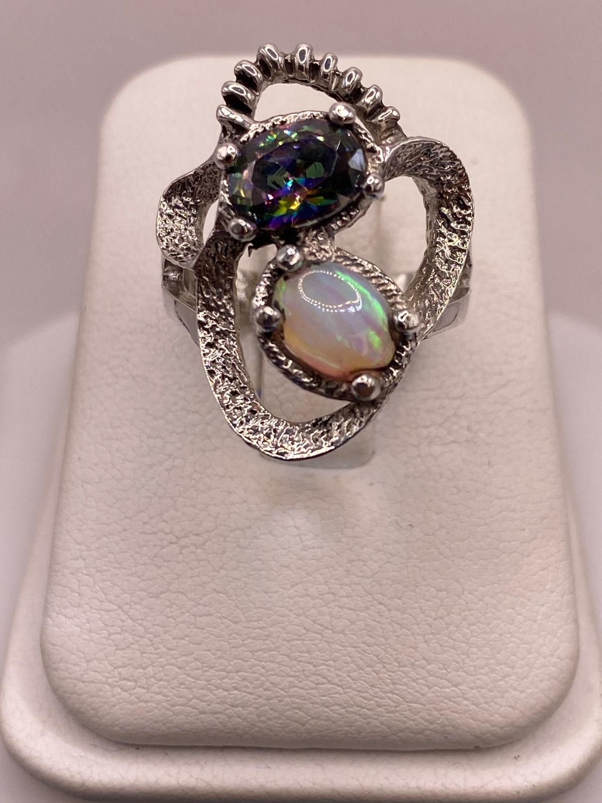 Anillo Artesanal de Plata Ley 950 con Ópalo de Fuego y Zirconia Tornasol