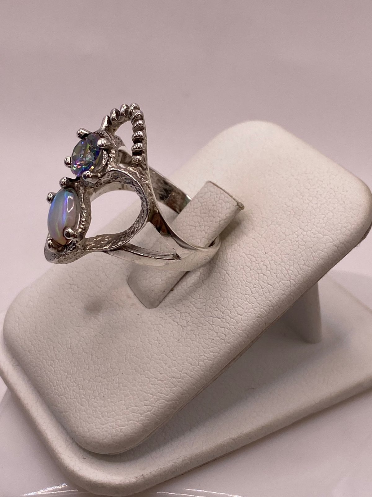Anillo Artesanal de Plata Ley 950 con Ópalo de Fuego y Zirconia Tornasol