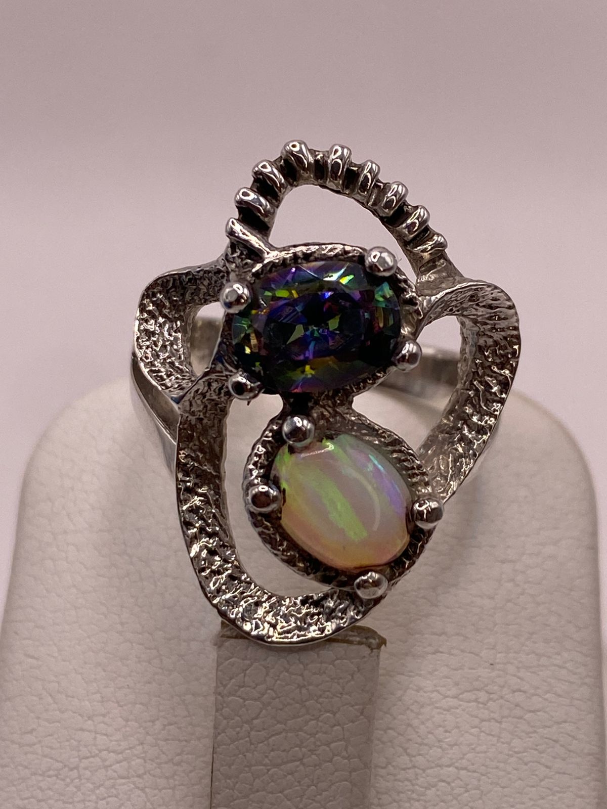 Anillo Artesanal de Plata Ley 950 con Ópalo de Fuego y Zirconia Tornasol