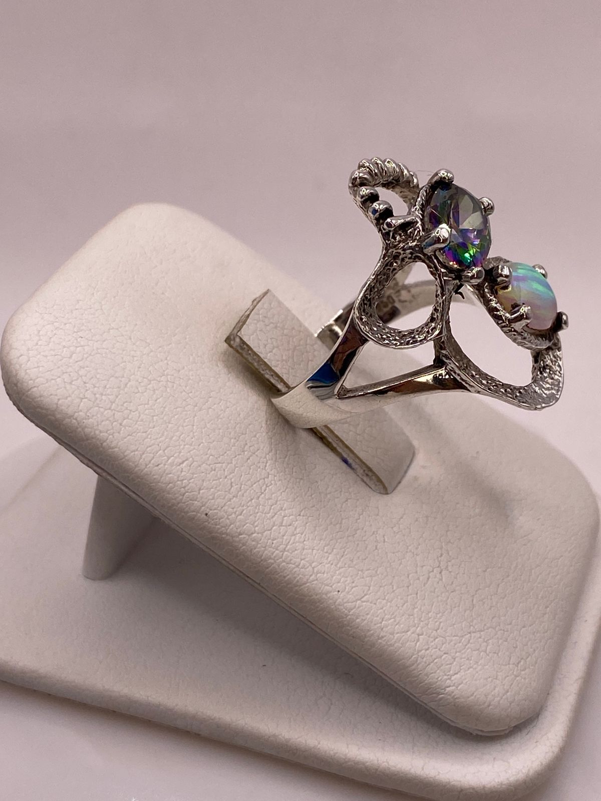 Anillo Artesanal de Plata Ley 950 con Ópalo de Fuego y Zirconia Tornasol