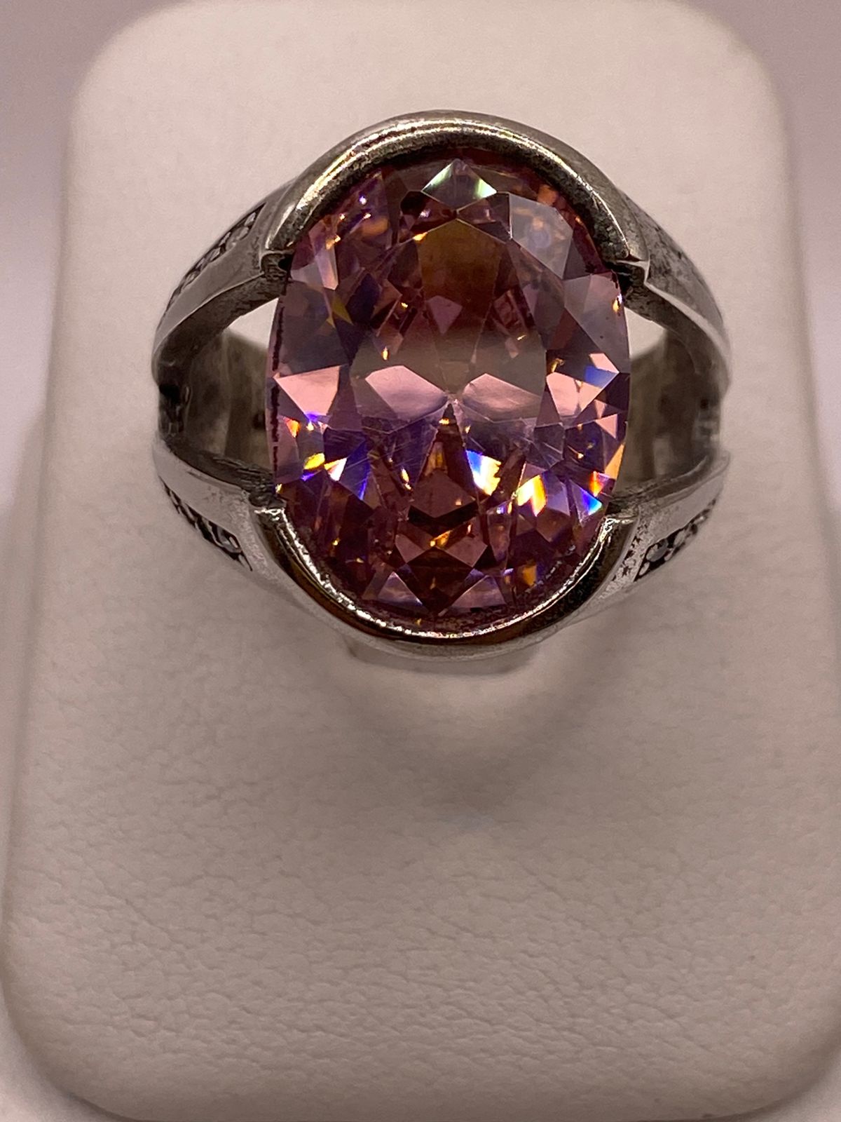 Anillo Artesanal de Plata con Piedra Facetada