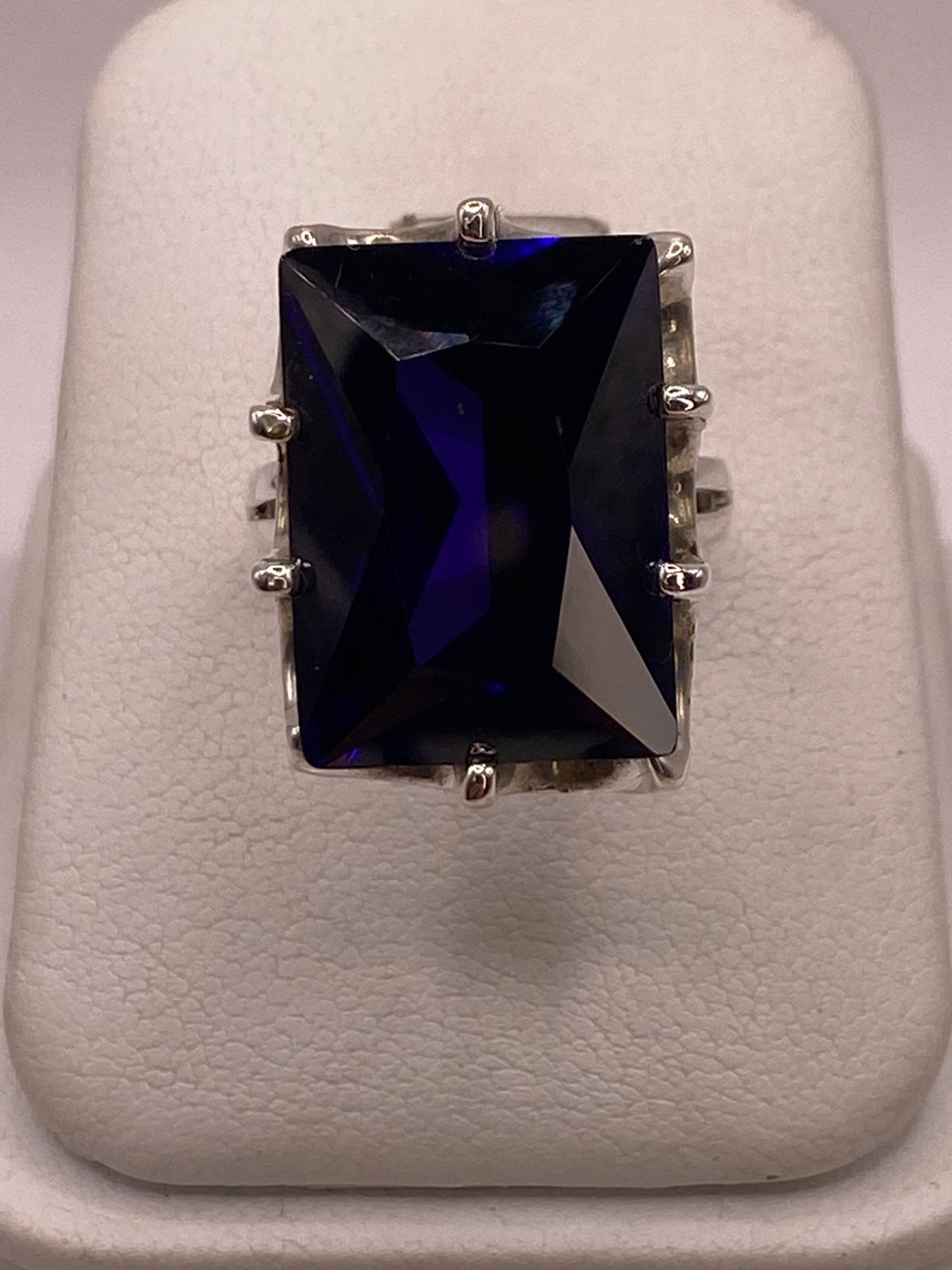 Anillo Artesanal de Plata con Piedra Facetada Oscura