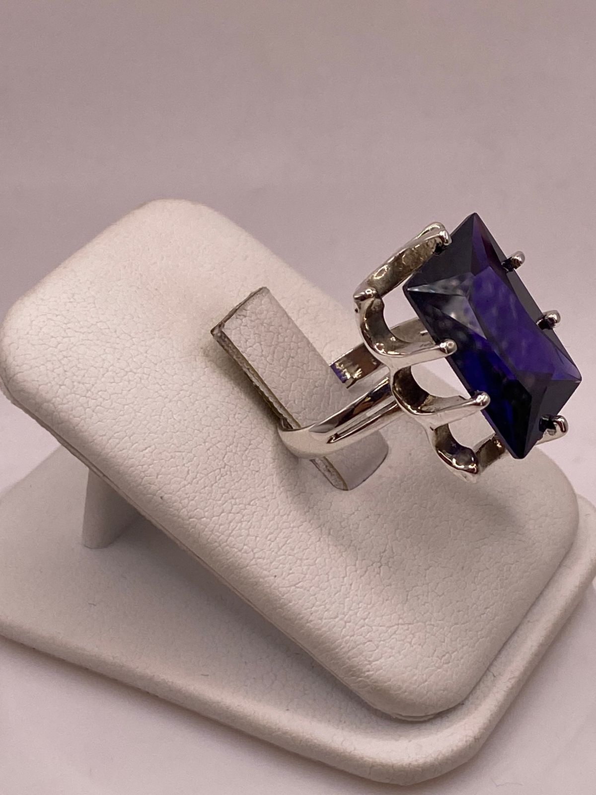 Anillo Artesanal de Plata con Piedra Facetada Oscura