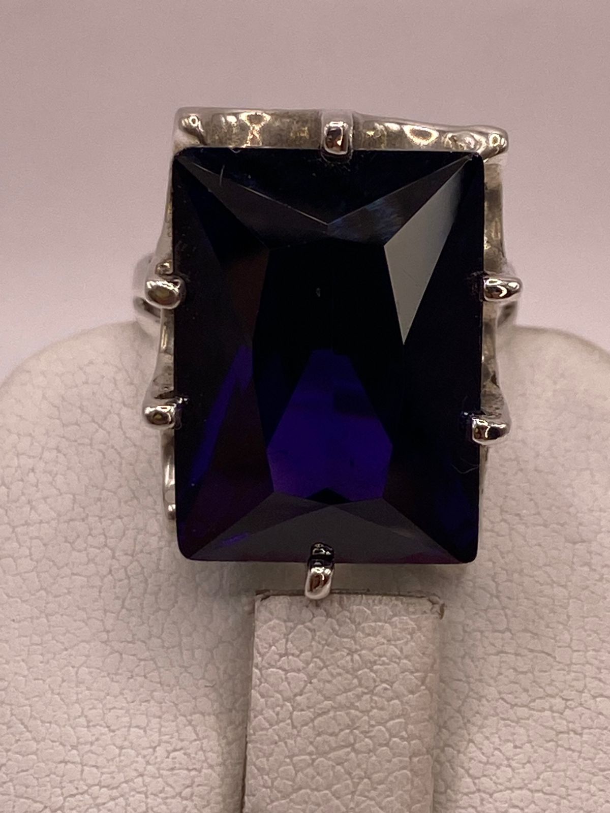 Anillo Artesanal de Plata con Piedra Facetada Oscura