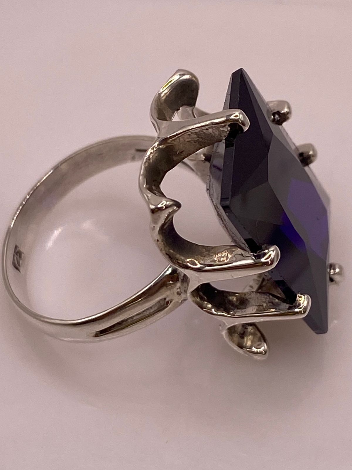 Anillo Artesanal de Plata con Piedra Facetada Oscura
