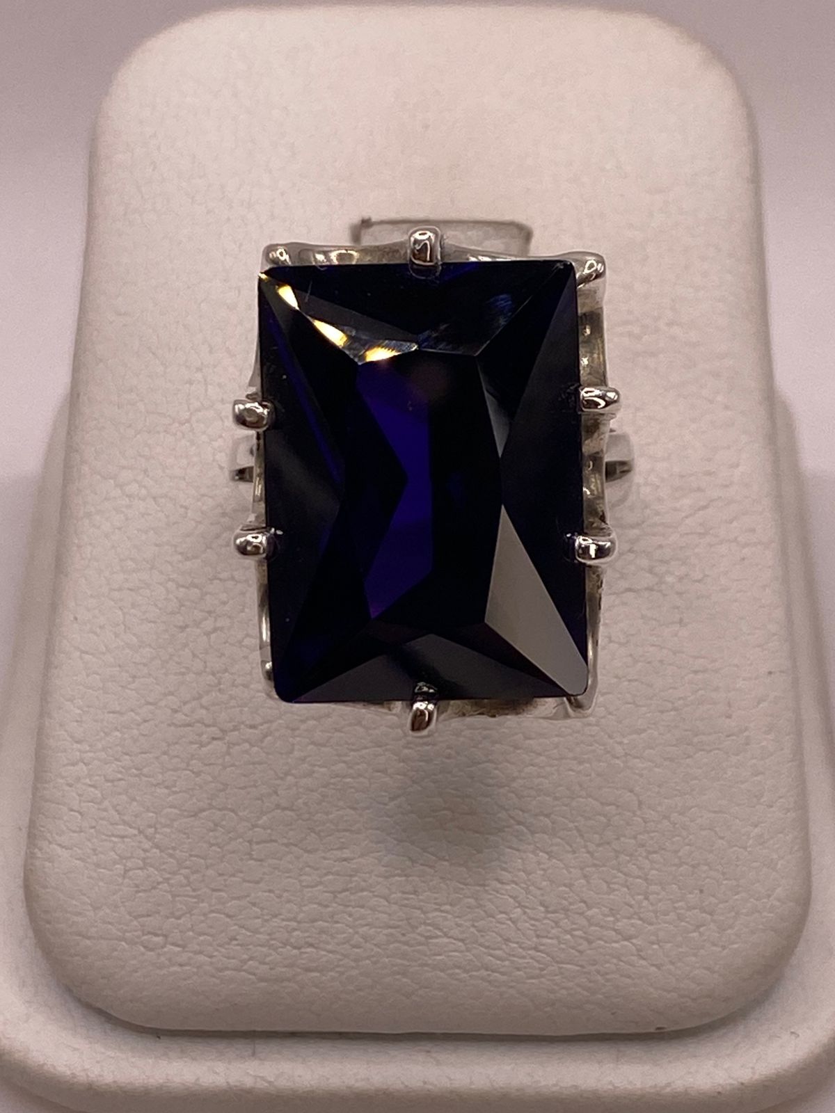 Anillo Artesanal de Plata con Piedra Facetada Oscura
