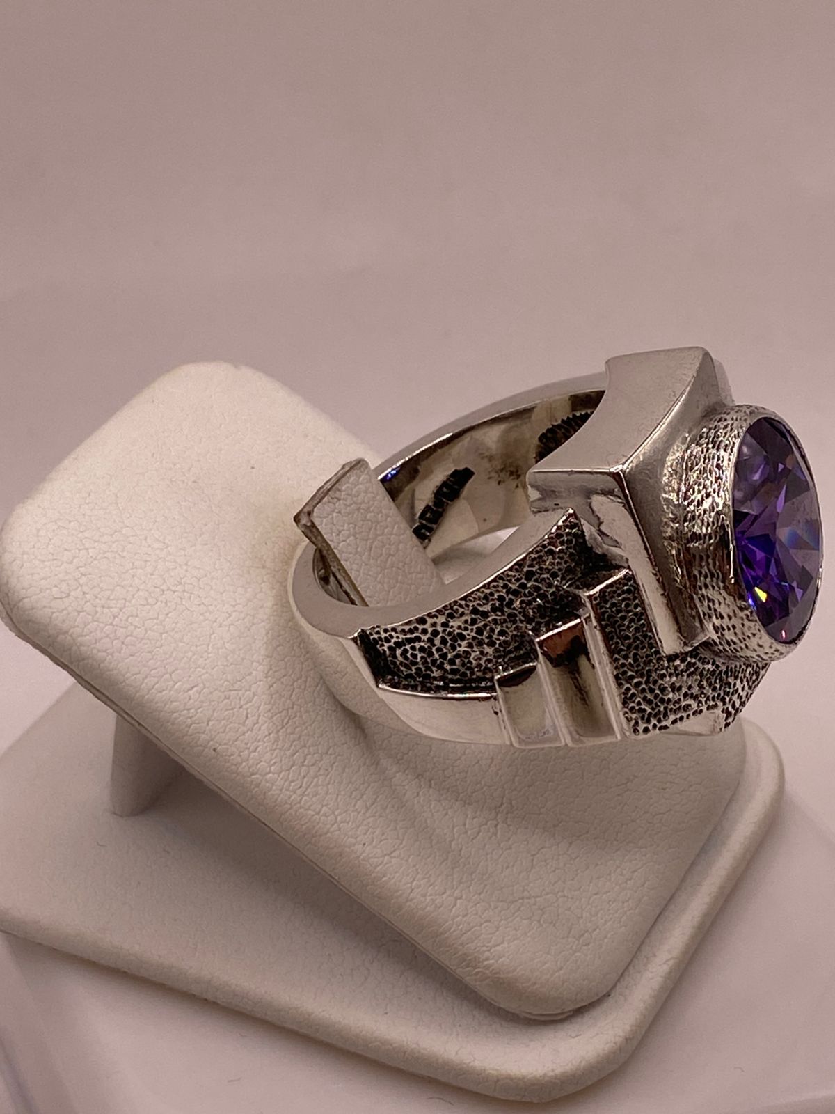 Anillo Artesanal de Plata con Piedra Tornasol Facetada