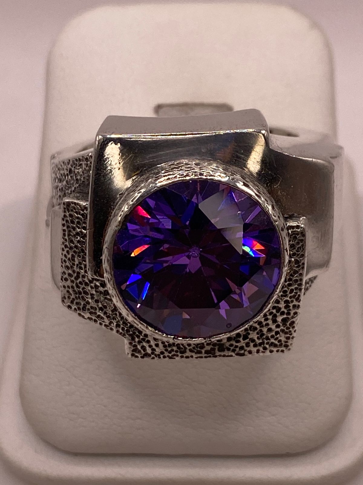 Anillo Artesanal de Plata con Piedra Tornasol Facetada