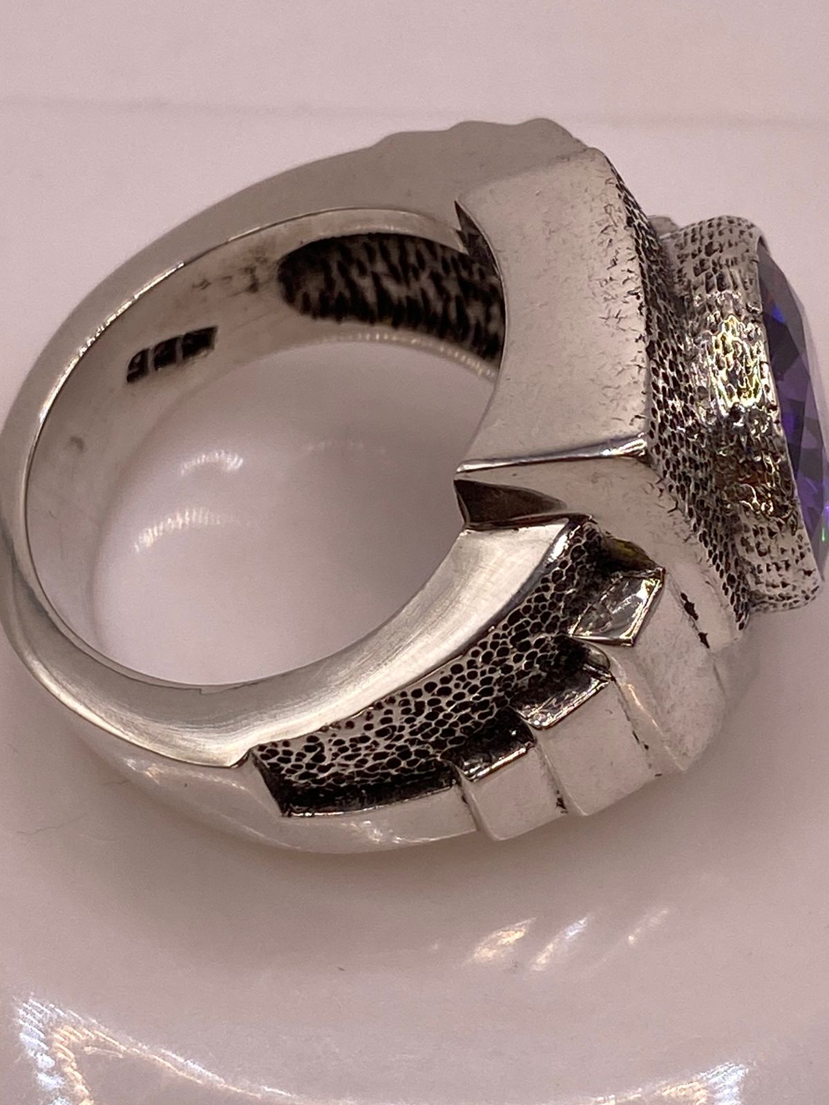 Anillo Artesanal de Plata con Piedra Tornasol Facetada