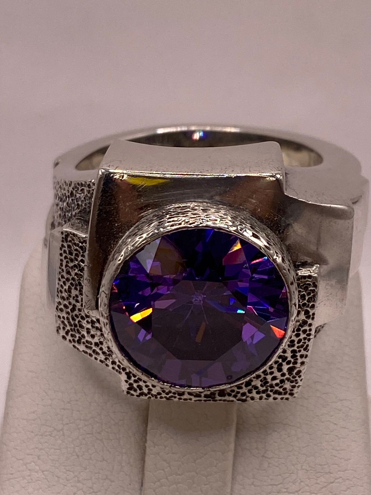 Anillo Artesanal de Plata con Piedra Tornasol Facetada